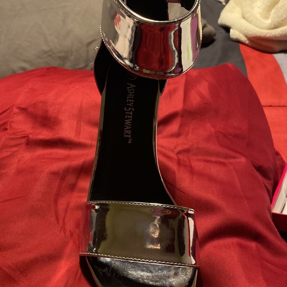 Silver heels - Picture 2 of 5